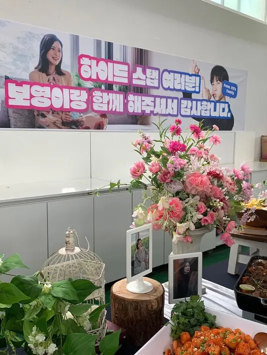 Di spanduk lain, Ji Sung menulis, “Staf ‘Hyde’! Terima kasih telah bersama Bo Young.” Kalimat yang sangat manis, bukan? (Foto: Instagram/ lee.b0.young)