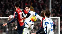 Bek Inter Milan, Alessandro Bastoni (tengah) berebut bola dengan gelandang Genoa, Filippo Melegoni (kiri) dalam pertandingan Liga Serie A Italia di Stadion The Luigi Ferraris, Genoa (26/2/2022). Inter Milan bermain imbang atas Genoa 0-0. (AFP/Vicenzo Pinto)