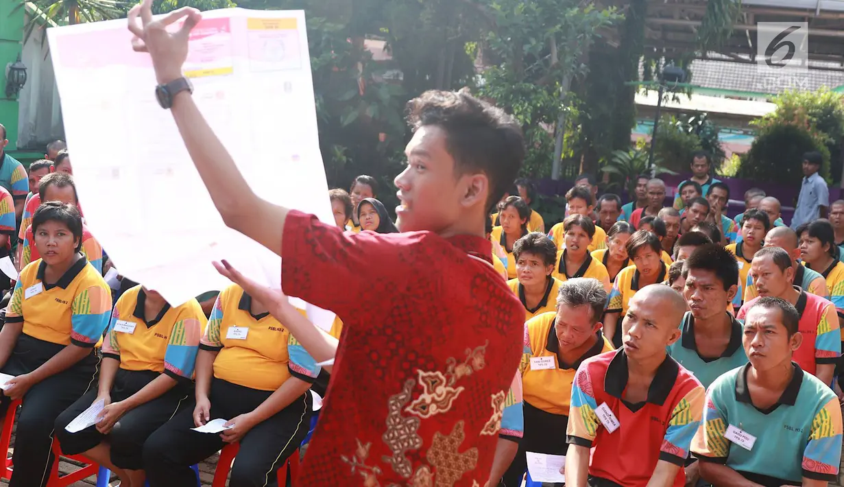 Petugas KPPS menunjukkan surat suara kepada penghuni Panti Sosial Bina Laras Harapan Sentosa (PSBLHS) 2 dalam pemilu serentak di Cipayung, Jakarta, Rabu (17/4). Pada Pemilu 2019, total pemilih dengan disabilitas grahita dan mental yang masuk DPT berjumlah 54.295. (Liputan6.com/Immanuel Antonius)