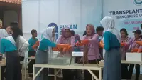 Iriana Jokowi melakukan transplantasi dan penanaman puluhan bibit terumbu karang di Bangsring Banyuwangi. (Hermawan/Liputan6.com)