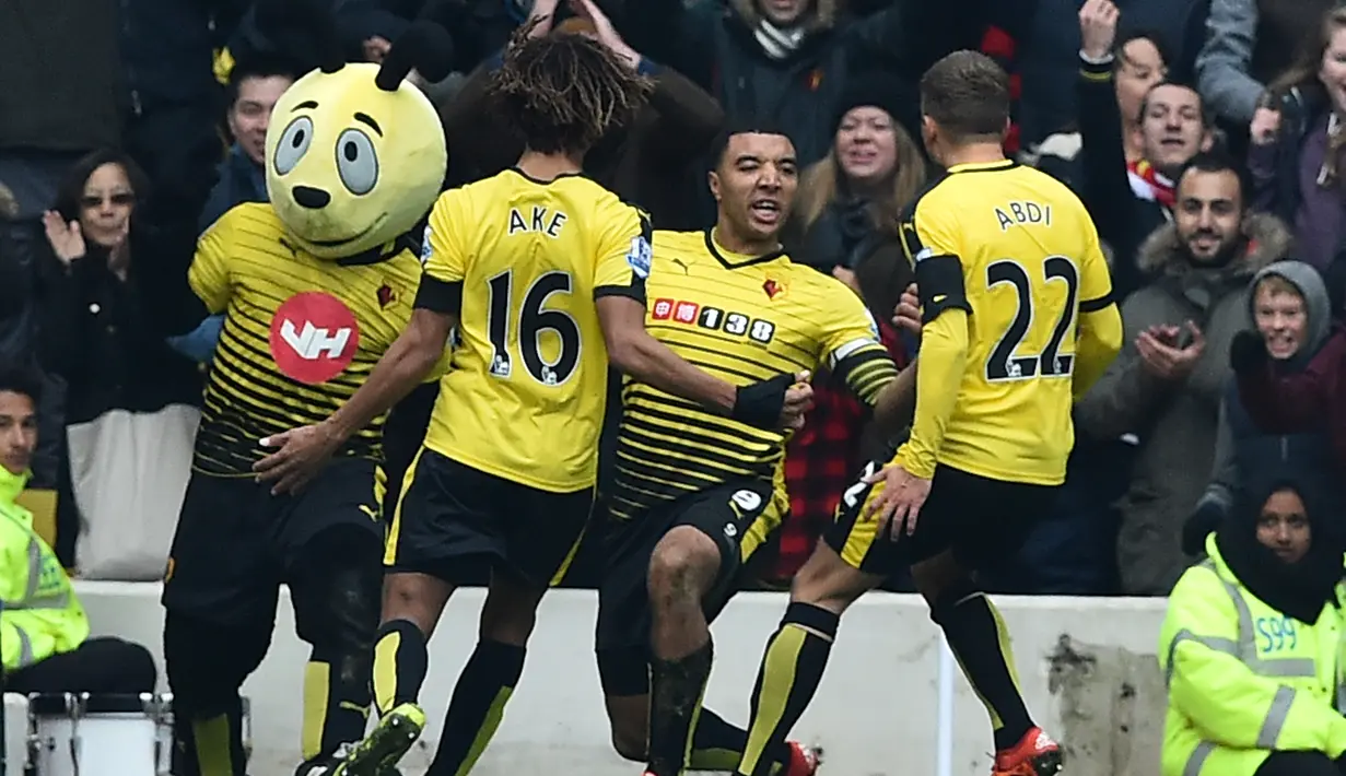 Striker Watford, Troy Deeney, merayakan gol yang dicetaknya ke gawang MU dalam lanjutan Liga Inggris di Stadion Icarage Road, Watford, Sabtu (21/11/2015). (AFP Photo/Ben Stansall)