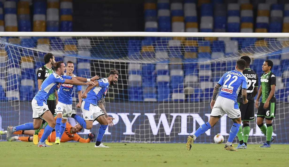 Pemain Napoli Elseid Hysaj (kiri tengah) merayakan golnya ke gawang Sassuolo pada pertandingan Serie A di Stadion San Paolo, Naples, Italia, Sabtu (25/7/2020). Napoli mengalahkan Sassuolo dengan skor 2-0. (Cafaro/LaPresse via AP)