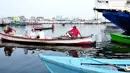 Umat muslim naik perahu menuju dermaga untuk menjalankan Salat Idul Adha 1438 H di kawasan Pelabuhan Sunda Kelapa, Jakarta, Jumat (1/9). Setelah menjalankan salat, umat muslim melakukan penyembelihan hewan kurban. (Liputan6.com/Helmi Afandi)