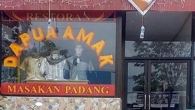 6 Potret Kocak Orang Jualan Pakaian Ini Bikin Tepuk Jidat