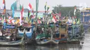 Nelayan tradisional Muara Angke melaksanakan ritual nadran pelarungan hasil bumi di perairan Jakarta, Minggu (26/11/2023). (merdeka.com/Imam Buhori)