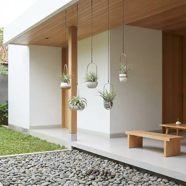 Desain Teras Rumah Teduh dengan Tanaman Gantung