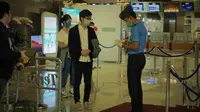 Pemeriksaan calon penumpang di Bandara Soetta, Kamis (7/5/2020). (Liputan6.com/Pramita Tristiawati)