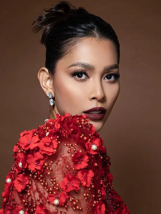 Bunga Jelitha terlihat fierce dengan mini updo yang elegan [@bungajelitha66]