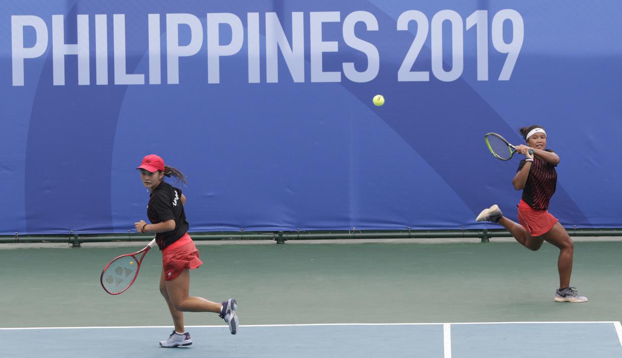 Ganda Indonesia, Priska Nugroho / Rifanty Kahfiani, saat melawan Peangtarin Plipuech / Tamarine Tanasugarn pada SEA Games 2019 di Kompleks Rizal Memorial, Kamis (5/12). Ganda Indonesia kalah 4-6, 7-6 dan 5-10. (Bola.com/M Iqbal Ichsan)