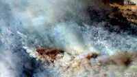 Gambar warna alami satelit yang dirilis oleh Maxar Technologies, menunjukkan asap dari kebakaran timur Orbost, Australia. (Liputan6/Gambar Satelit Maxar Technologies/AFP