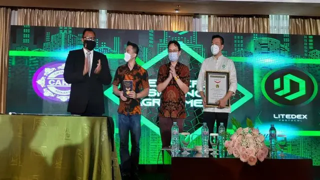 Pemberian plakat rekor MURI kepada Litedex Protocol dan Cakra, Senin (14/3/2022) (Foto:Gagas Y.P)