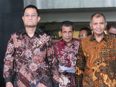 Menteri Sosial Juliari Peter Batubara (kiri), Deputi Pencegahan KPK Pahala Nainggolan (tengah), dan Pimpinan KPK Agus Rahardjo (kanan) usai menggelar pertemuan tertutup di Gedung KPK, Jakarta, Senin (04/11/2019). Pertemuan membahas sinkronisasi data warga miskin. (merdeka.com/Dwi Narwoko)