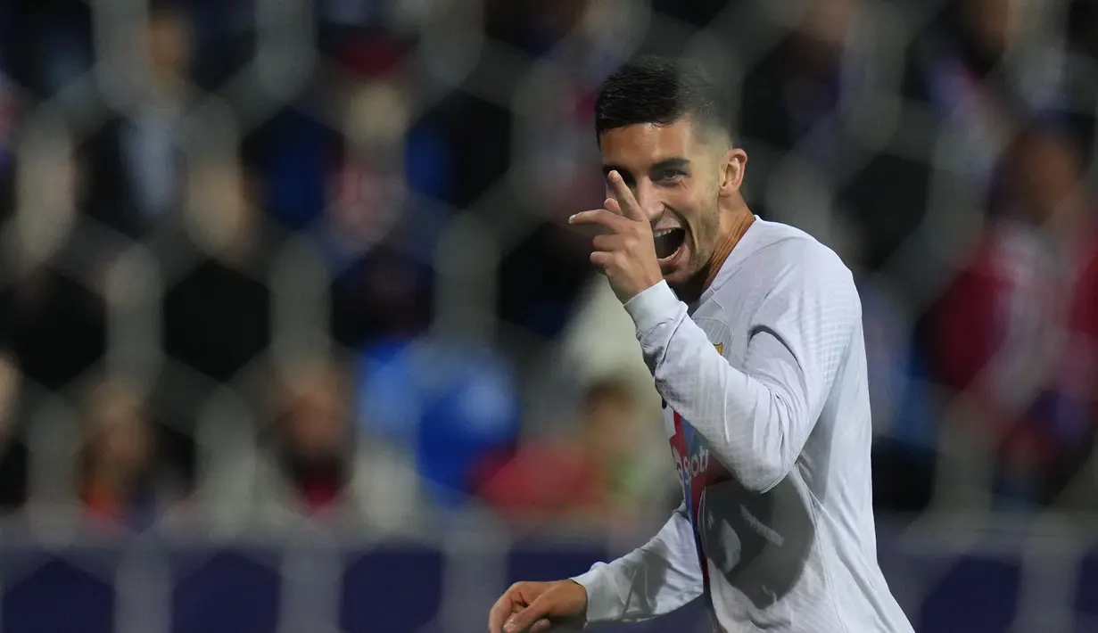 Penyerang Barcelona, Ferran Torres berselebrasi usai mencetak gol ke gawang Viktoria Plzen pada pertandingan lanjutan Grup C Liga Champions di Doosan Arena di Plzen, Republik Ceko, Rabu (2/11/2022). Ferran Torres mencetak dua gol dan mengantar Barcelona menang atas Viktoria Plzen 4-2. (AP Photo/Petr David Josek)