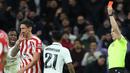 Atletico harus bermain dengan sepuluh pemain sejak menit ke-99. Wasit utama Cesar Soto memberikan kartu kuning kedua untuk Stefan Savic dan membuatnya harus keluar lapangan lebih awal. (AFP/Pierre-Philippe Marcou)