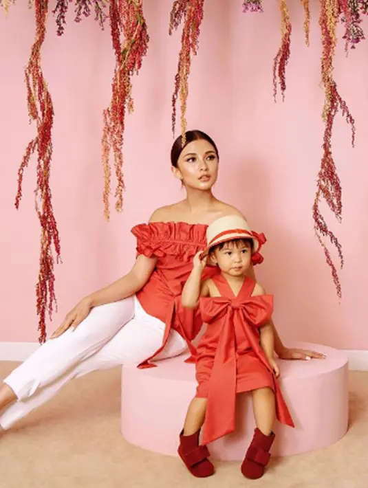 Mengenakan pakaian dengan warna yang serupa. Nastusha semakin menggemaskan ditambah dengan menggunakan aksesoris topi. (Liputan6.com/IG/chelseaoliviaa)