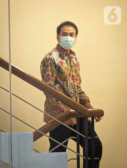 Wakil Ketua DPR RI Azis Syamsuddin menaiki tangga Gedung KPK, Jakarta, Jumat (24/9/2021). Kehadiran Azis untuk menjalani pemeriksaan pertama terkait kasus dugaan suap penanganan perkara di Kabupaten Lampung Tengah. (Liputan6.com/Faizal Fanani)