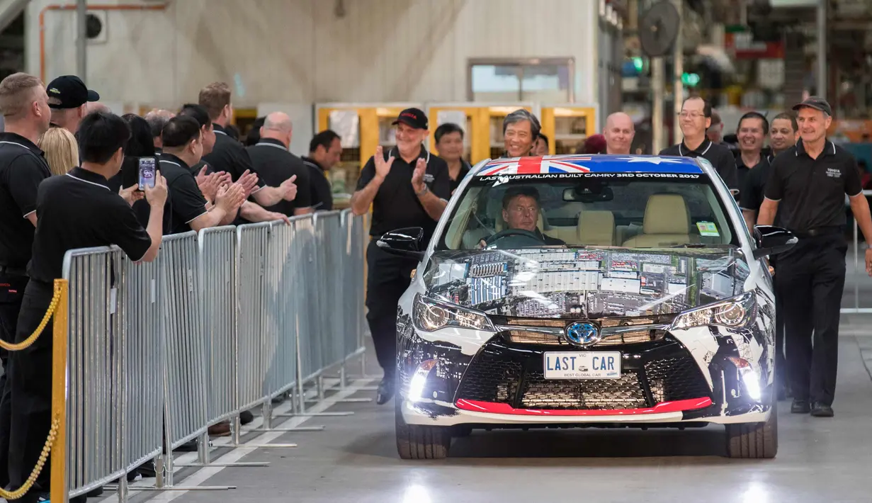 Camry hybrid, mobil Toyota terakhir yang diproduksi di pabrik Altona, Melbourne, Australia (3/10). Pada 3 Oktober 2017 Perusahaan Jepang Toyota menutup pabriknya di Australia setelah 54 tahun. (Toyota Australia via AP)