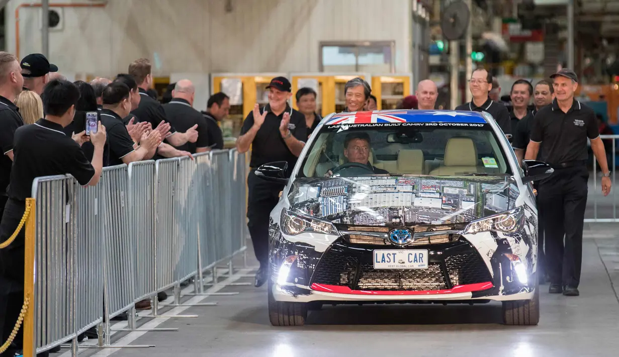 Camry hybrid, mobil Toyota terakhir yang diproduksi di pabrik Altona, Melbourne, Australia (3/10). Pada 3 Oktober 2017 Perusahaan Jepang Toyota menutup pabriknya di Australia setelah 54 tahun. (Toyota Australia via AP)