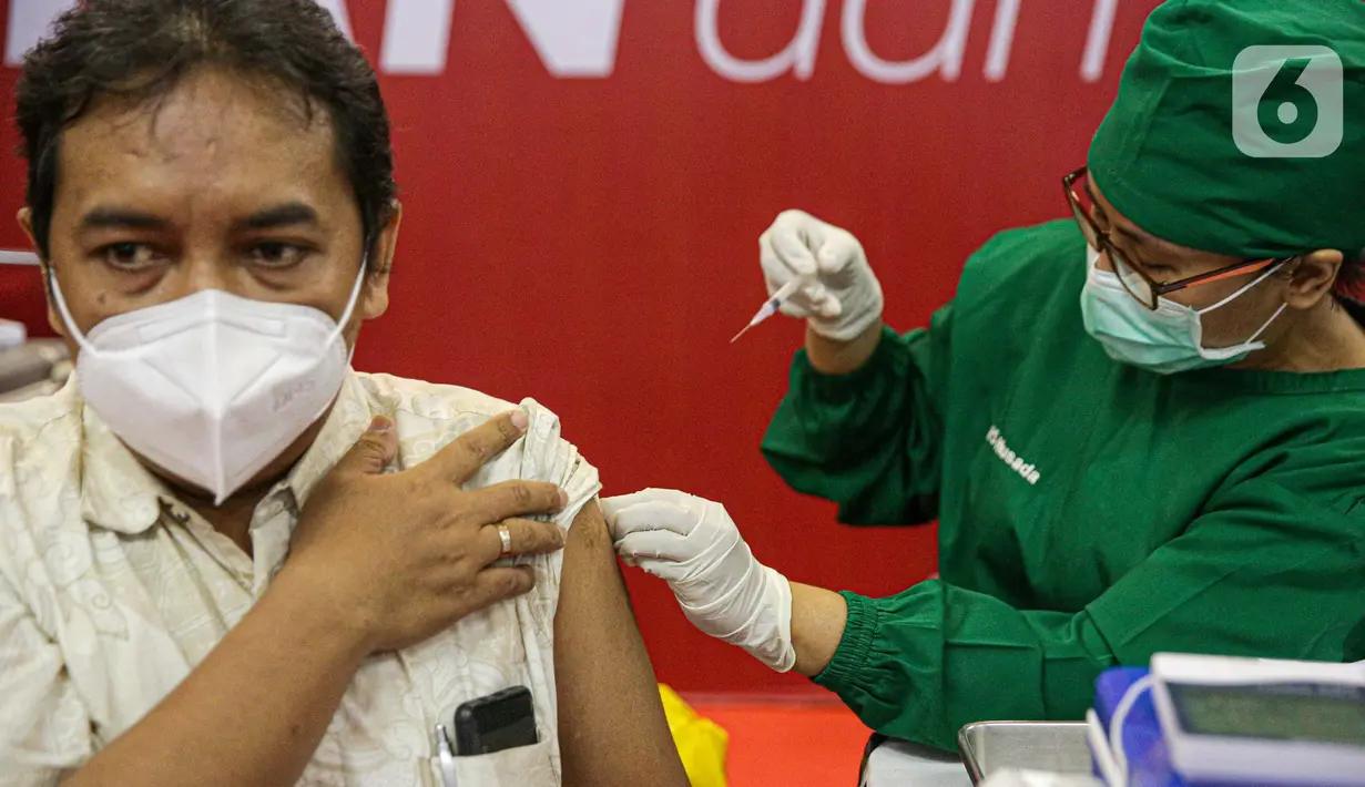 Pelaku usaha menerima vaksin Covid-19 dosis kedua di Mall Tamrin City, Jakarta, Rabu (2/6/2021). Vaksinasi tersebut merupakan salah satu upaya pemerintah mematok target pertumbuhan ekonomi kembali positif sekitar 4,5 -5,3 persen di akhir 2021 ini. (Liputan6.com/Faizal Fanani)