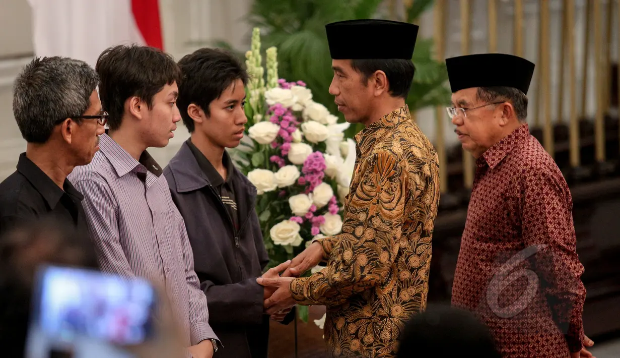 Presiden Jokowi (kedua kanan) dan Wapres Jusuf Kalla (kanan) memberikan ucapan duka cita kepada kedua anak dari Dubes RI untuk Pakistan, Burhan Muhammad di Gedung Pancasila, Kemenlu, Jakarta, Selasa (19/5/2015). (Liputan6.com/Faizal Fanani)   