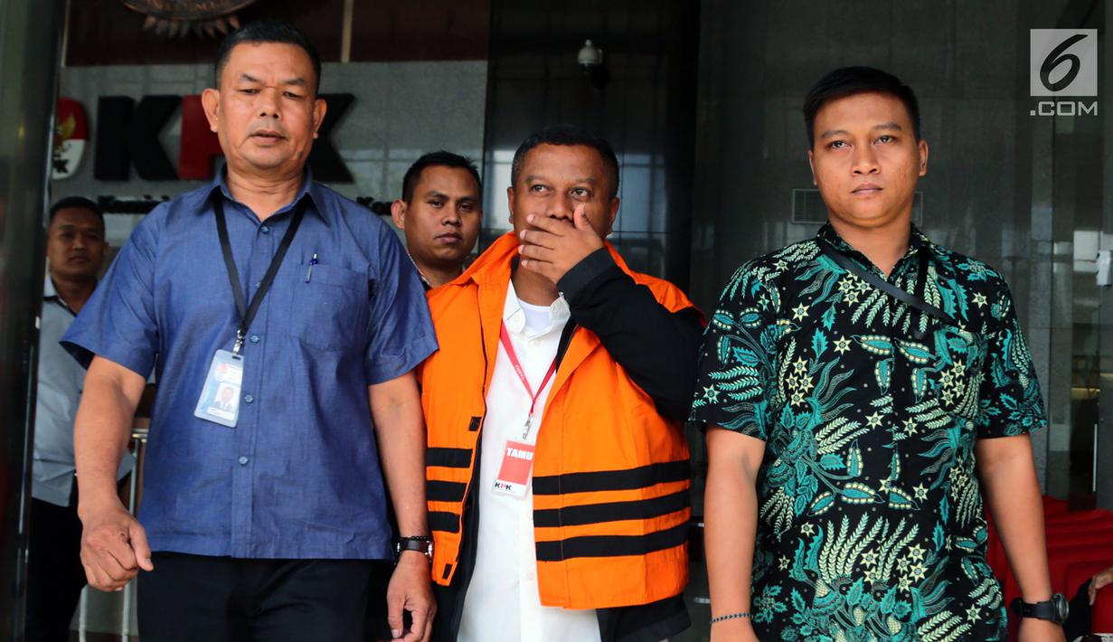 Bupati Mojokerto, Mustofa Kamal Pasa memakai rompi tahanan usai menjalani pemeriksaan oleh penyidik di gedung KPK, Jakarta, Senin (30/4). Mustofa Kamal Pasa resmi ditahan 20 hari kedepan untuk memudahkan pemeriksaan. (Merdeka.com/Dwi Narwoko)