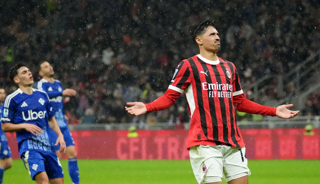 Pemain AC Milan, Tijjani Reijnders, melakukan selebrasi setelah mencetak gol ke gawang Como pada laga Liga Italia di Stadion San Siro, Minggu (16/3/2025). (AP Photo/Antonio Calanni)