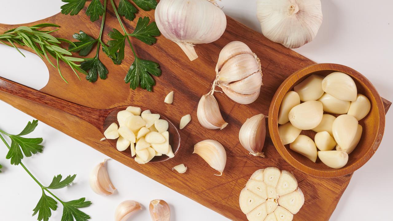 Potongan bawang putih yang berkhasiat untuk kesehatan kuku.