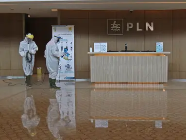 Petugas melakukan penyemprotan cairan disinfektan di lobi Kantor PLN Pusat, Jalan Trunojoyo, Blok M, Jakarta, Selasa (21/7/2020). PT PLN (Persero) menyemprotkan cairan disinfektan secara rutin dan berlaku protokol kesehatan selama pandemi COVID 19. (Liputan6.com/Herman Zakharia)