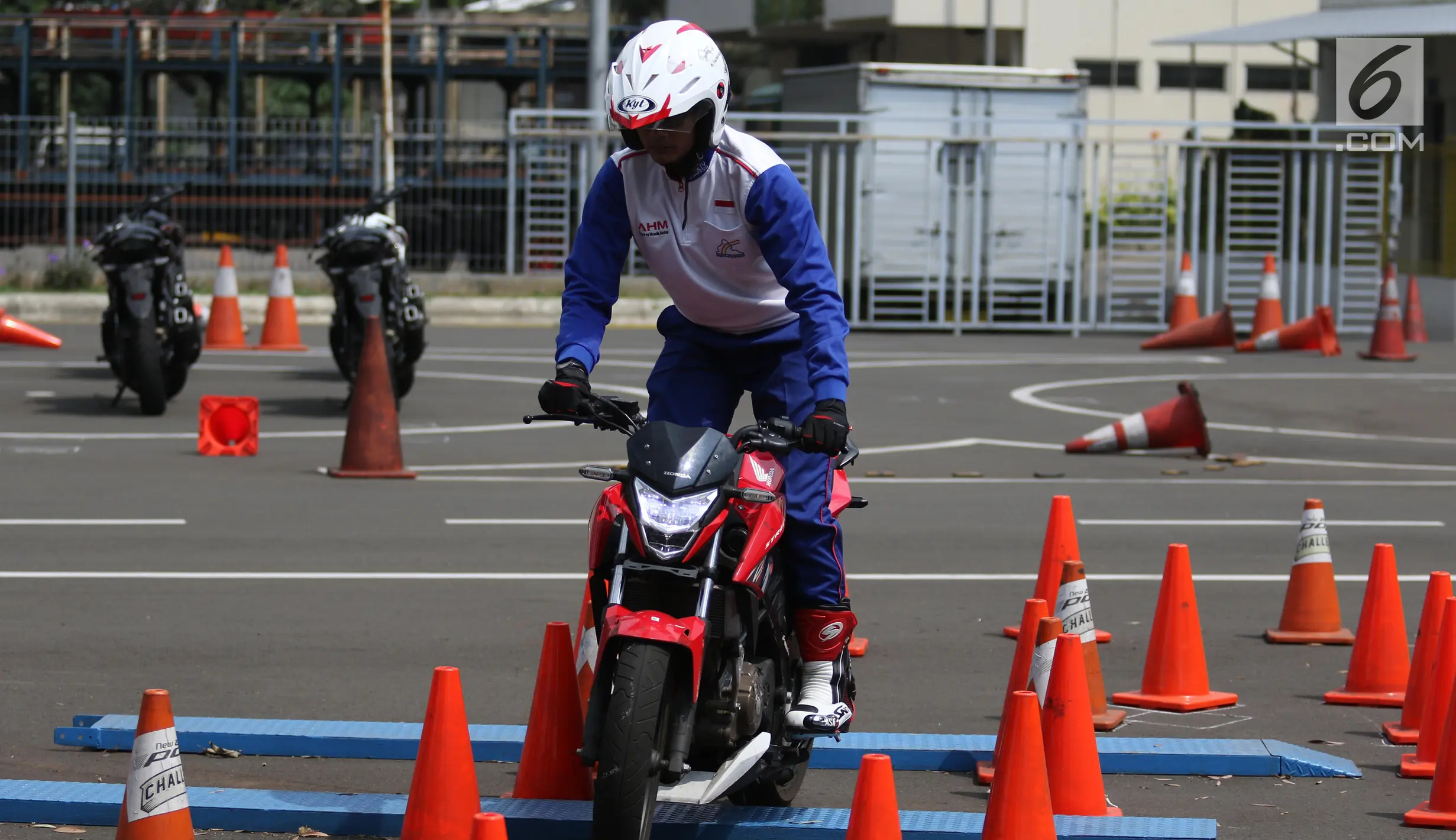 FOTO: Belajar Berkendara Dengan Baik di Kegiatan Safety Riding