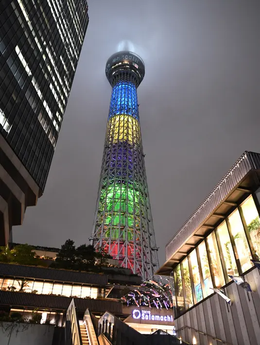 Gambar hitungan mundur menunjukkan angka 100 hari jelang pembukaan Olimpiade Tokyo 2020 ditampilkan di Tokyo Skytree yang menyala di Tokyo, Jepang, pada 14 April 2021. (Kazuhiro NOGI / AFP)