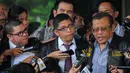 Tim kuasa hukum Komjen Budi Gunawan, Eggi Sudjana (kanan) didampingi rekannya saat memberikan keterangan kepada wartawan di Gedung KPK, Jakarta, Senin (2/2/2015). (Liputan6.com/Faisal R Syam)