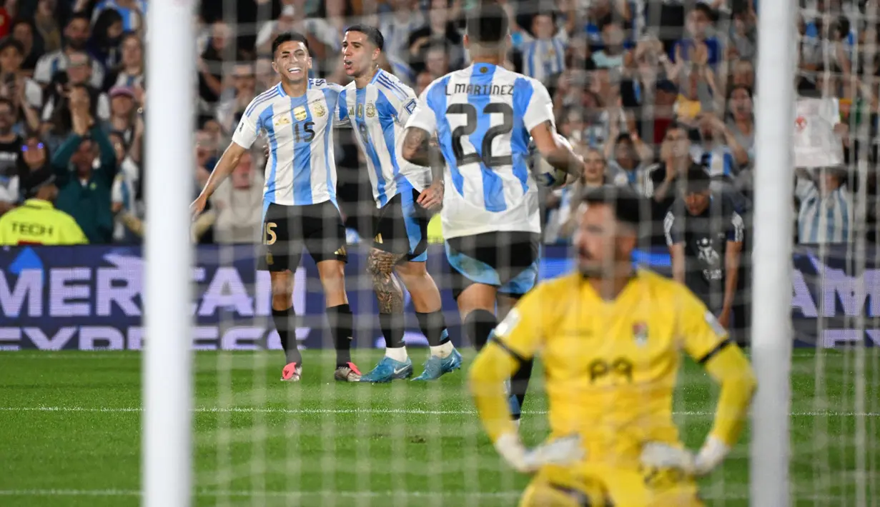 Pada menit ke-69, skor berubah menjadi 4-0 setelah pemain Argentina, Thiago Almada berhasil menjebol gawang Bolivia. (Luis ROBAYO/AFP)