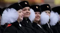 Para tentara wanita muda Rusia saat parade militer Hari Kemenangan ke -71 Lapangan Merah di Moskow, Rusia, Rabu 7 November 2012. (AP Photo / Misha Japaridze)