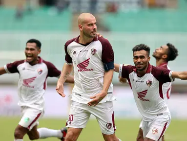Selebrasi pemain PSM Makassar, Wiljan Pluim (tengah), setelah mencetak gol ke gawang Persikabo 1973 dalam pertandingan lanjutan pekan ketiga BRI Liga 1 2023/2024 yang berlangsung di Stadion Pakansari, Cibonong, Jawa Barat, Jumat (14/7/2023). (Bola.com/Abdul Aziz)