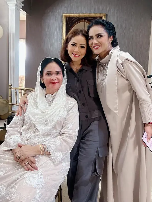 Kristina hadir mengenakan two pieces warna hitam dengan atasan kemeja berkantung dan celana kargonya. [@kristinadangdut]