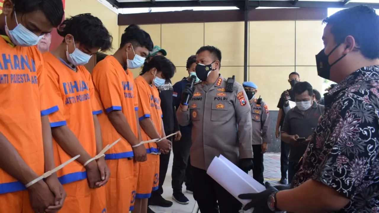 Pelaku pengeroyokan diamankan di Polresta Sidoarjo. (Dian Kurniawan/Liputan6.com)