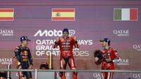 Podium Main Race MotoGP Qatar 2025, kiri ke kanan: Maverick Vinales, Marc Marquez dan Pecco Bagnaia. (Karim JAAFAR / AFP)