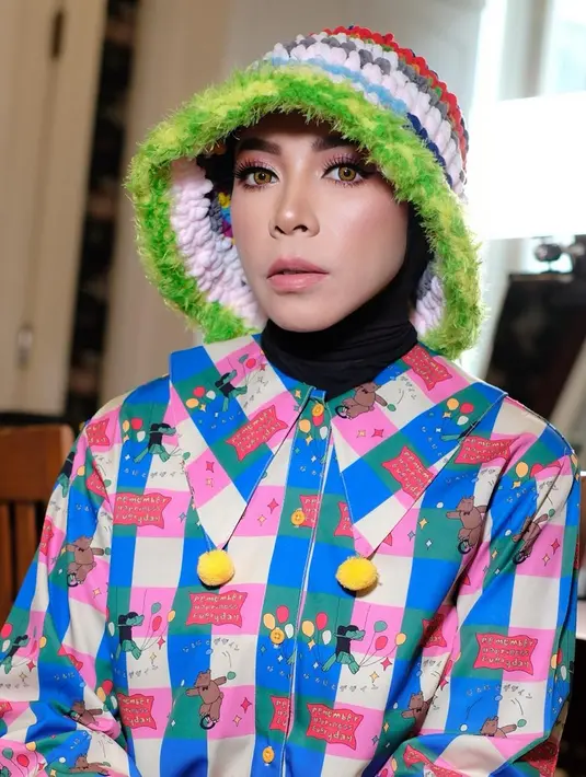 Pipi chubby dan badan gemuk kini sudah sirna dari Melly Goeslaw. Melly Goeslaw tampak tirus di bagian pipi dan badannya terlihat ramping. Potret terbarunya pun berhasil bikin warganet pangling. (Liputan6.com/IG/melly_goeslaw)