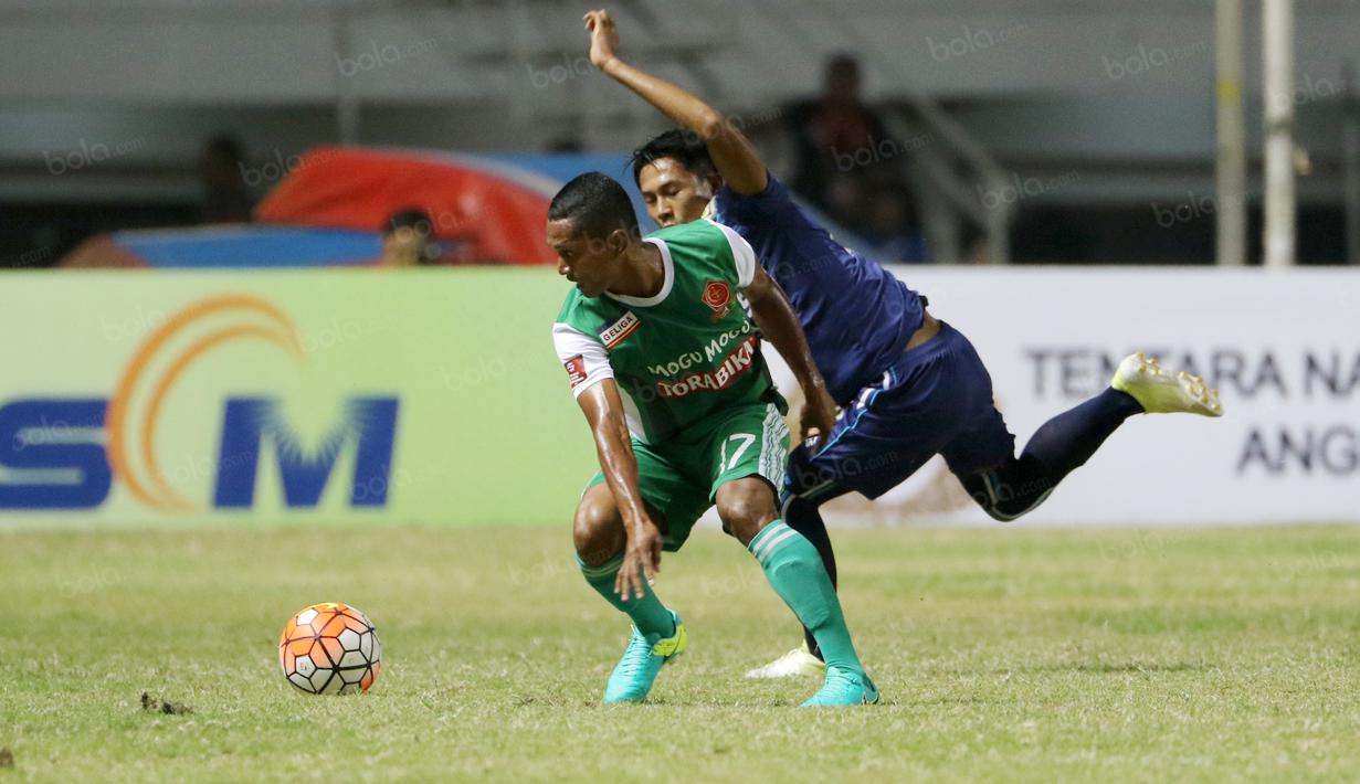 Pemain PS TNI, Abdu Lestaluhu (kiri) berebut bola dengan pemain Arema, Johan Alfarizi pada laga Torabika SC 2016 di Stadion Pakansari, Bogor, Minggu (31/7/2016). (Bola.com/Nicklas Hanoatubun)