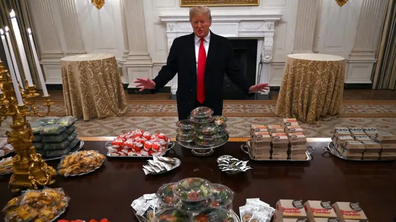 Presiden AS Donald Trump menghidangkan makanan cepat saji di Gedung Putih , sebagai dampak dari penutupan sementara pemerintahan negeri itu (AP/Susan Walsh)