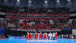 Para pemain Timnas Futsal Indonesia menyanyikan lagu Tanah Airku bersama para suporter setelah laga semifinal Piala Asia Futsal 2026 melawan Jepang di Indonesia Arena, Senayan, Jakarta, Kamis (05/02/2026). (Bola.com/Bagaskara Lazuardi)