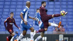 Aksi pemain Barcelona, Luis Suarez (kanan) menjangkau bola dari kepuungan pemain Espanyol pada lanjutan La Liga santander di RCDE stadium, Cornella Llobregat, Spanyol, (4/2/2018). Espanyol dan Barcelona bermain imbang 1-1.  (AP/Manu Fernandez)