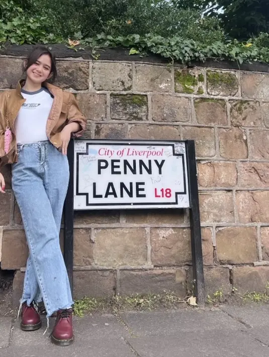 Ia juga memadukan jaket kulit coklatnya dengan celana denim dan kaos tshirt putihnya. [@tissabiani]