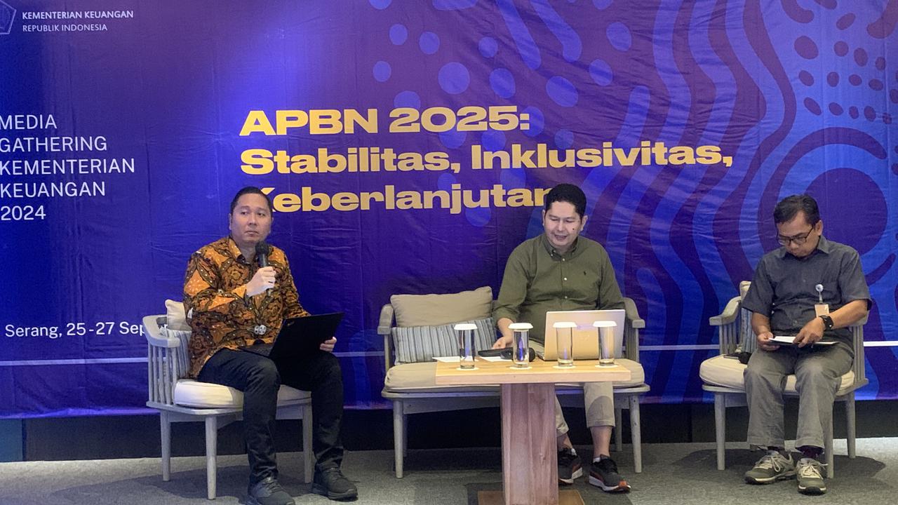 Direktur Strategi dan Portofolio Pembiayaan DJPPR Kementerian Keuangan (Kemenkeu), Riko Amir dalam kegiatan Media Gathering di Anyer, Banten pada Kamis (26/9/2024). (Tasha/Liputan6.com)