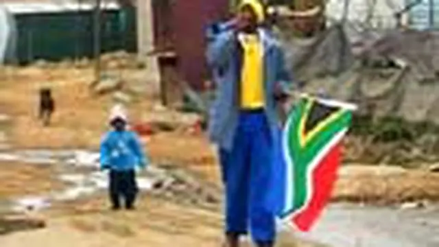 Piala Dunia di Afrika Selatan bukan saja dinikmati warga yang secara ekonomi berkecukupan, tapi juga sekumpulan warga miskin di sisi lain Johannesburg. Mereka tak mau ketinggalan ikut memeriahkan pesta paling dahsyat bagi insan sepak bola sedunia. 