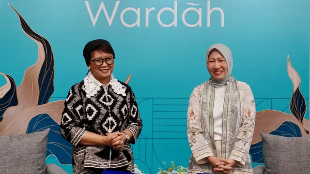 Retno Marsudi bersama dengan Deputy CEO ParagonCorp, dr. Sari Chairunnisa, MD.