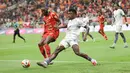 Pemain Persija Jakarta, Allano Lima dijaga ketat oleh pemain PSM Makassar pada pekan ke-22 BRI Super League 2025/2026 yang digelar di Jakarta International Stadium, Jumat (20/2) malam WIB. (Bola.com/Abdul Aziz)