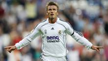 Selebrasi gelandang Real Madrid, David Beckham setelah mencetak gol ke gawang Real Sociedad pada laga Liga Spanyol 2006/2007 di Santiago Bernabeu Stadium, Madrid (17/9/2006). Sepeninggal Steve McManaman, Real Madrid mendatangkan David Beckham yang akhirnya membela Los Blancos selama 4 musim mulai 2003/2004 hingga 2006/2007. Satu gelar Liga Spanyol sukses diraihnya di musim terakhirnya pada 2006/2007. (AFP/Philippe Desmazes)