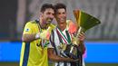 Striker Juventus, Cristiano Ronaldo, bersama Gianluigi Buffon berpose usai menjuarai Serie A musim 2019-20 di Stadion Allianz, Sabtu (1/8/2020). CR7 berhasil membawa Juventus merengkuh gelar Liga Italia kesembilan secara beruntun. (Photo by Isabella BONOTTO / AFP)
