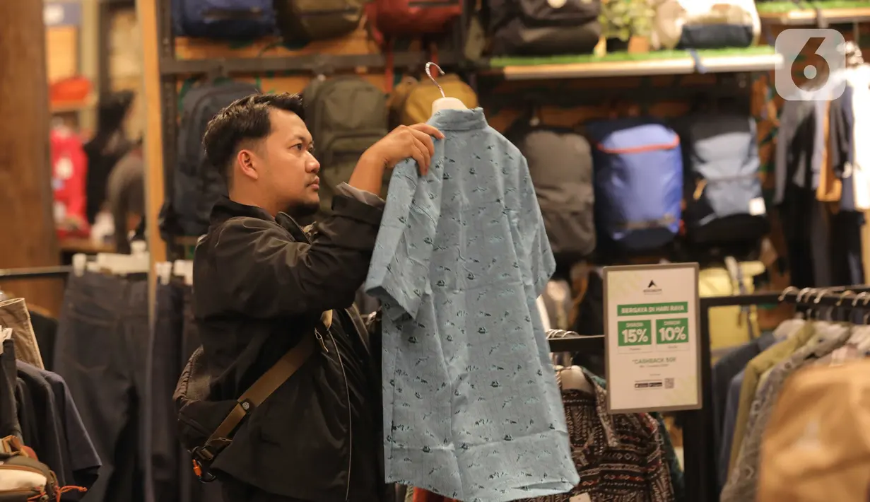 Untuk menyambut Lebaran 2024, sejumlah model busana mendapat potongan harga 10 hingga 15 persen. (Liputan6.com/Angga Yuniar)